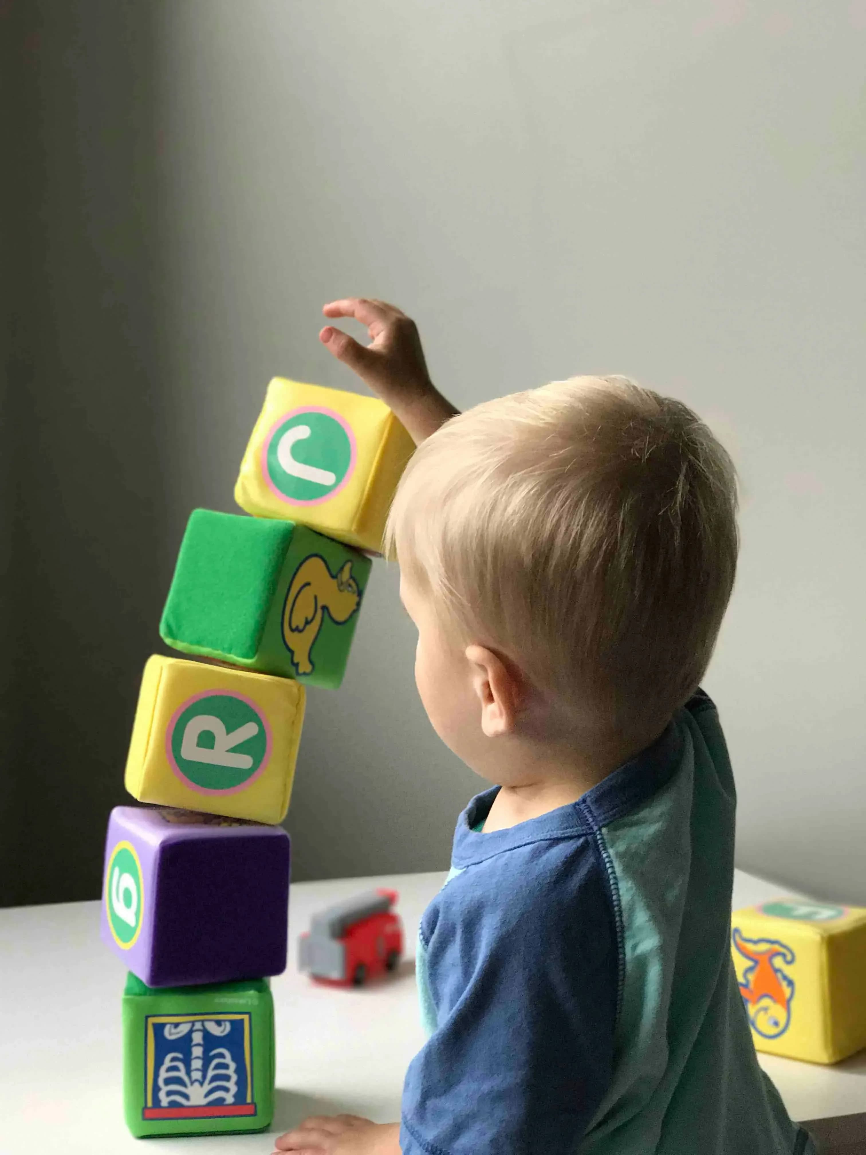 Un enfant joue dehors dans la cour